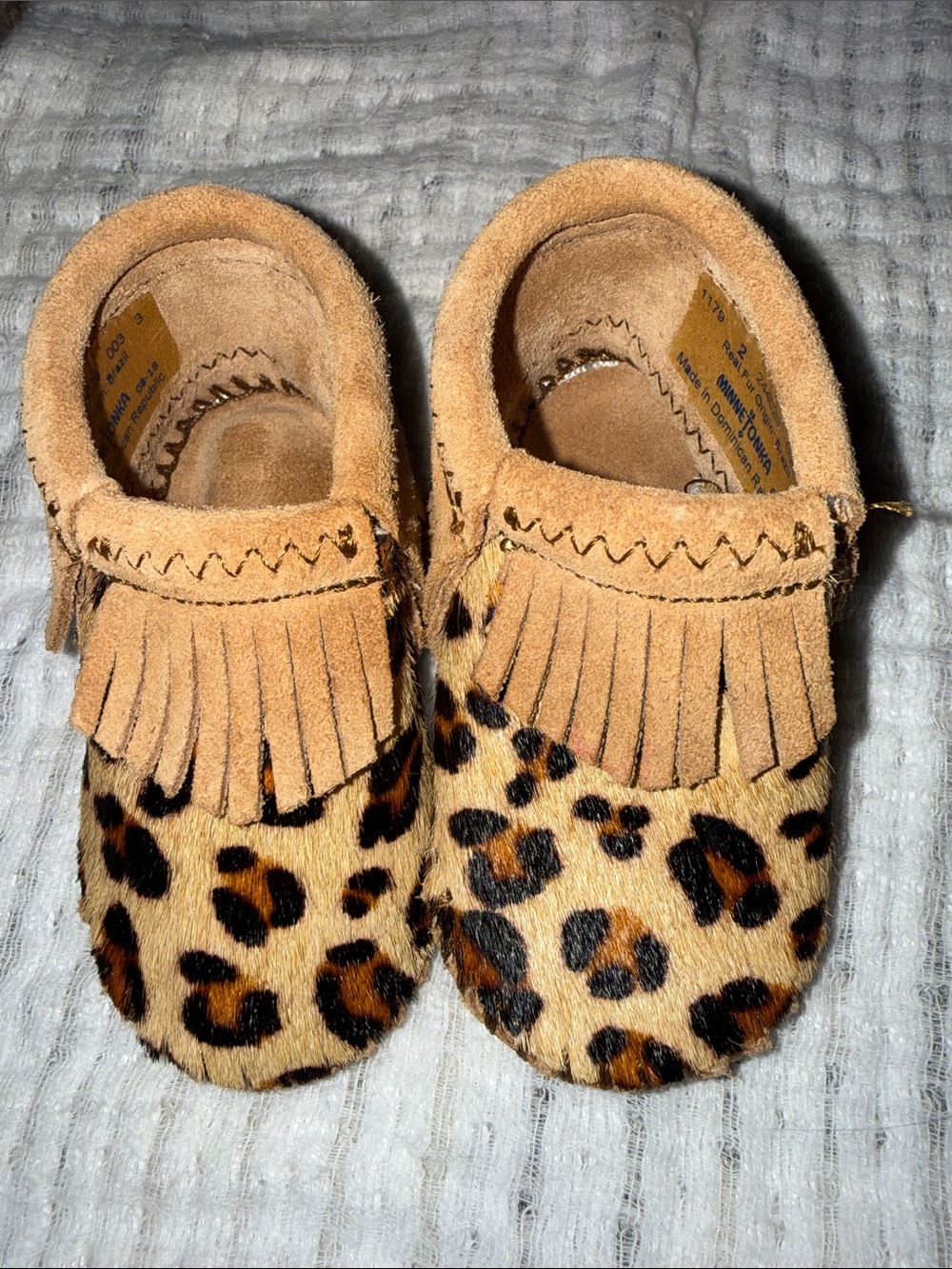 Minnetonka Kids Leopard Print Fringe Moccasins - Tan/Brown